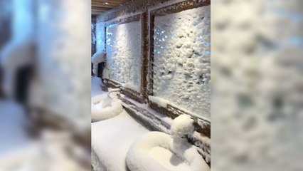 Download Video: La neige s'infiltre par une fenêtre ouverte dans un restaurant