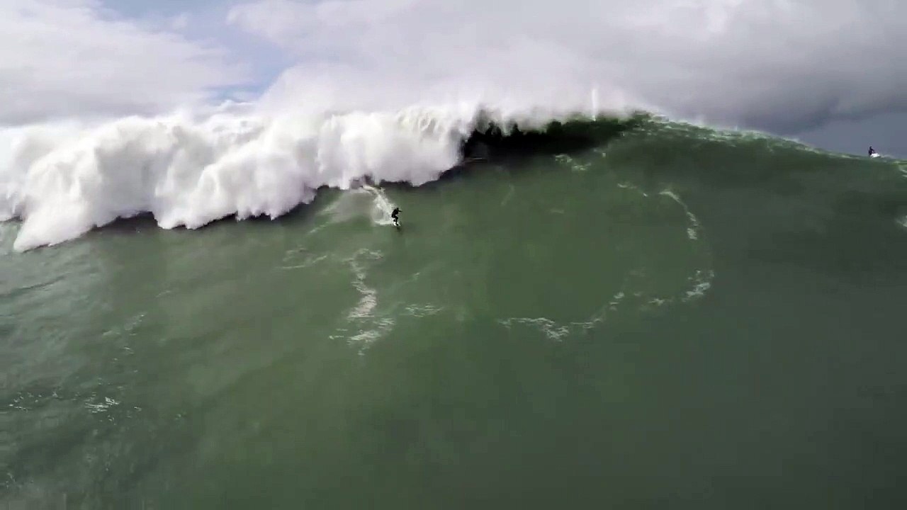 Nazaré : Chute d'un surfeur et un sauvetage en jet-ski qui tourne mal
