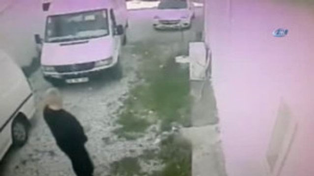 Saniyeler İçerisinde Cep Telefonunu Çalan Hırsız Kameralara Böyle Yansıdı