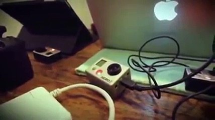 Aynada gördüğü hayalet karşısında kafayı yiyen adam!