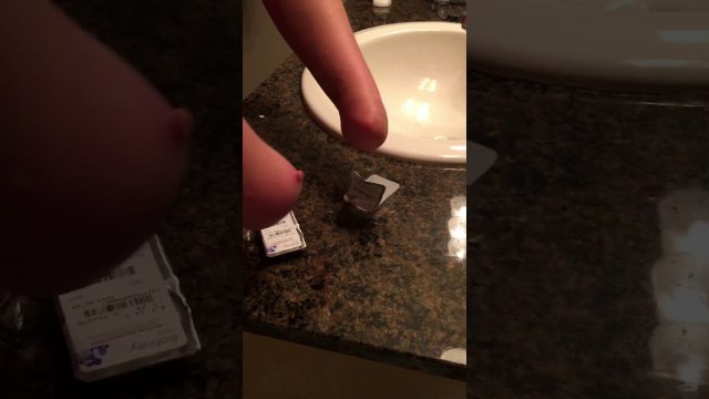 Un homme amputé des mains met ses lentilles de contact