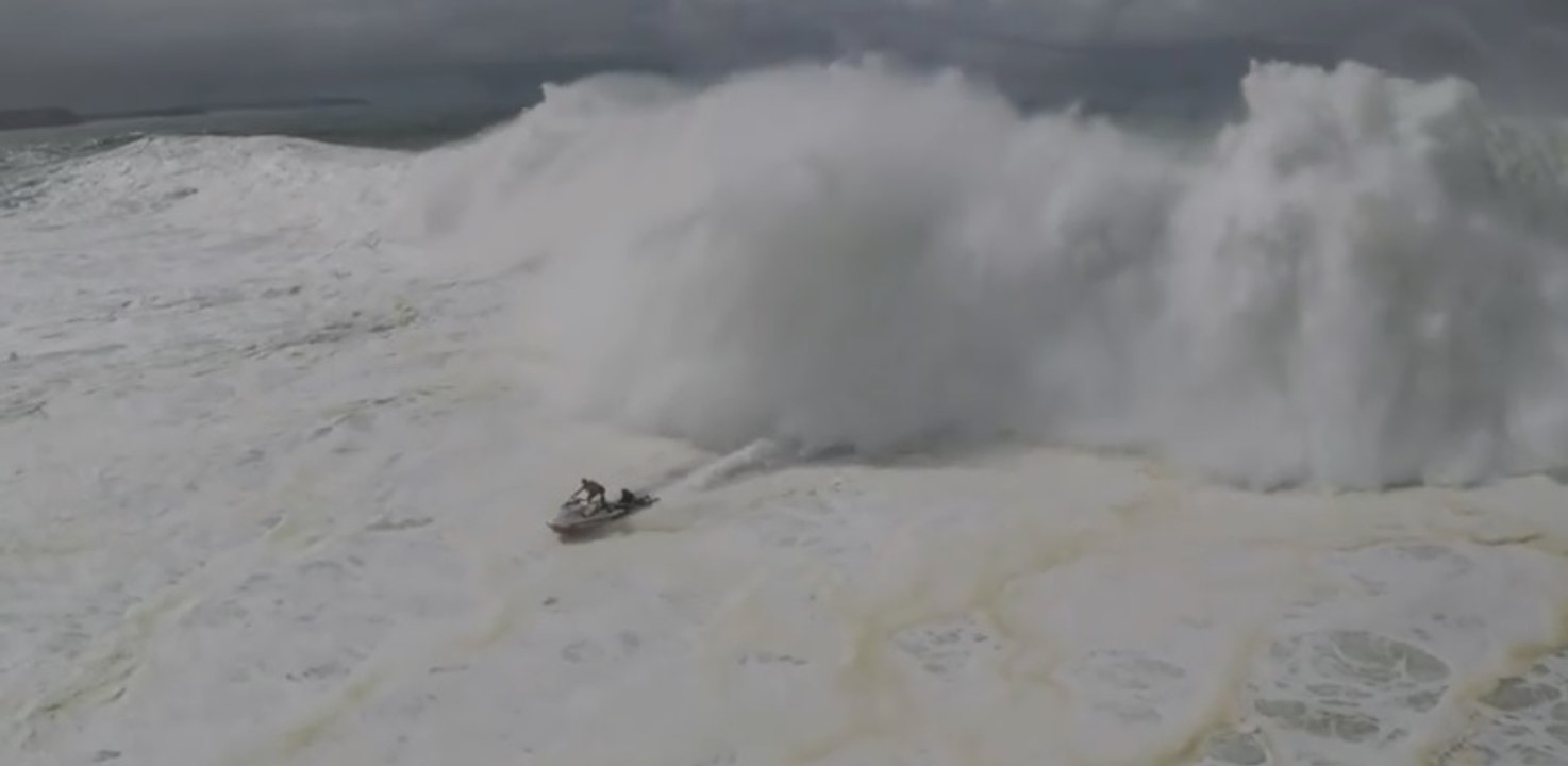 Le sauvetage d’un surfeur par un jet-ski ne se passe pas comme prévu!