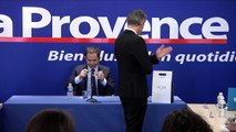 Benoît Hamon se fait offrir un caleçon made in Marseille