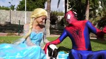 Rosa Spidergirl vs Joker con spiderman, congelados elsa Divertida Película de Superhéroes en la Vida Real