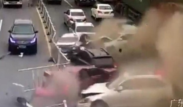 Freni boşalan TIR dehşet saçtı: 14 araç birbirine girdi