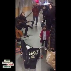 Dünyalar tatlısı ufaklık. Metroda bale yapan çocuk