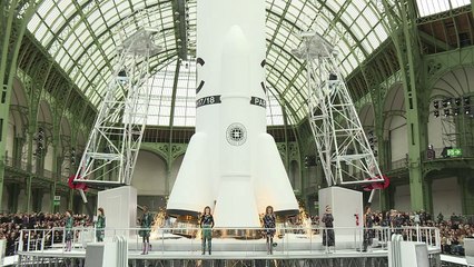 Chanel se lanza al espacio con su nueva colección en París