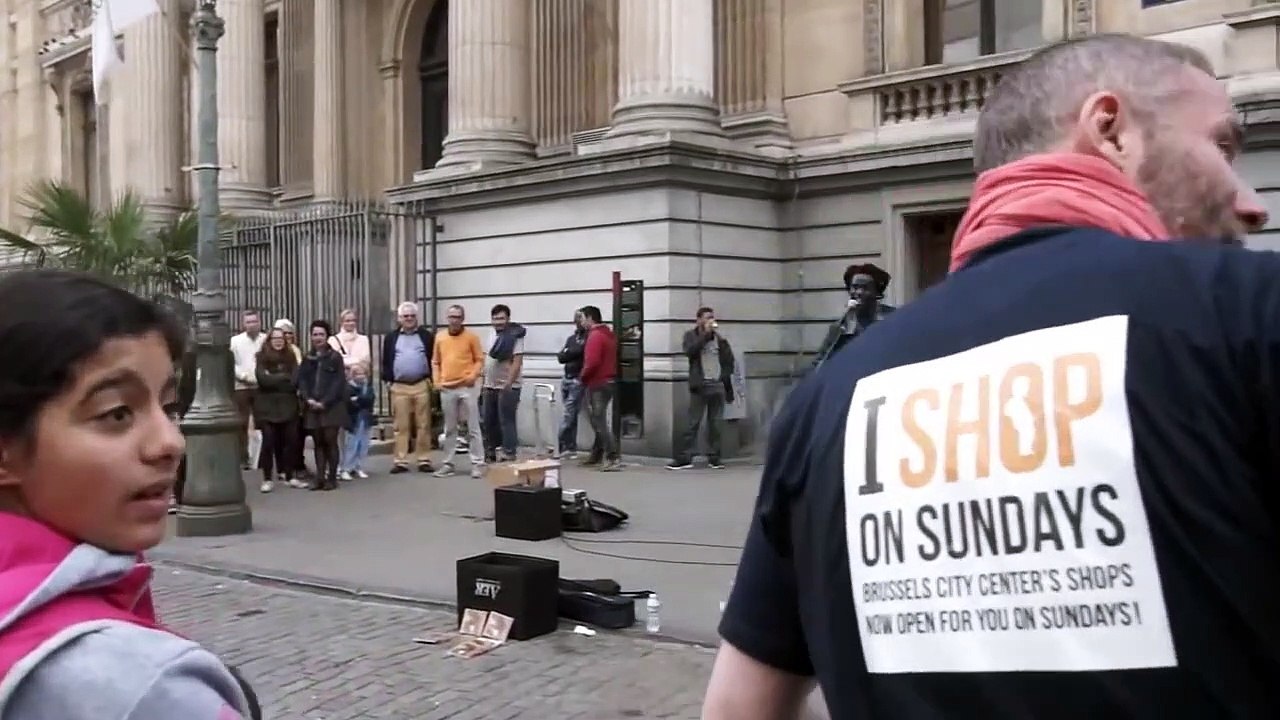 Un artiste de rue chante une musique de Bob Marley, Puis cette dame se joint à lui - vidéo Dailymotion