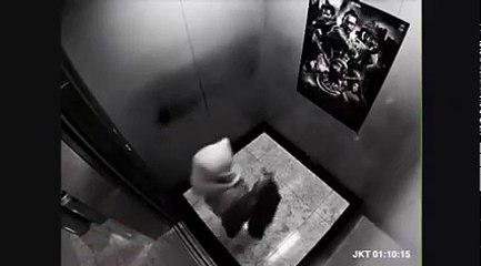 Hijabi Karate Girl Whips Roberrs In Elevator