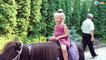 ✔ Доктор Плюшева и Ярослава катаются на Пони в Зоопарке. Видео для детей. Doc Mcstuffins In the Zoo