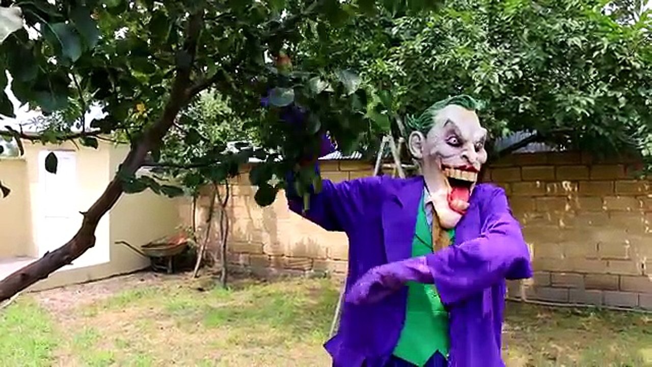 Congelados Elsa de Spiderman vs Joker Caca! w Hulk y Anna Enfermera Historia de Amor ! Curioso Superhéroe en R