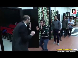 Her Öğrencisiyle Farklı Şekilde Selamlaşan Öğretmeni Trolleyen Türk Öğretmen