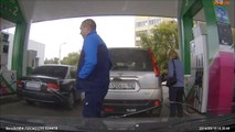 Condutora coloca combustível num carro que não é o dela, duas vezes!