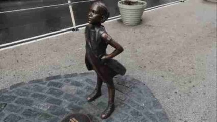 Una desafiante niña de bronce recuerda a Wall Street el papel de la mujer