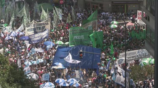 Sindicatos argentinos amenazan con huelga masiva en multitudinaria protesta contra Gobierno