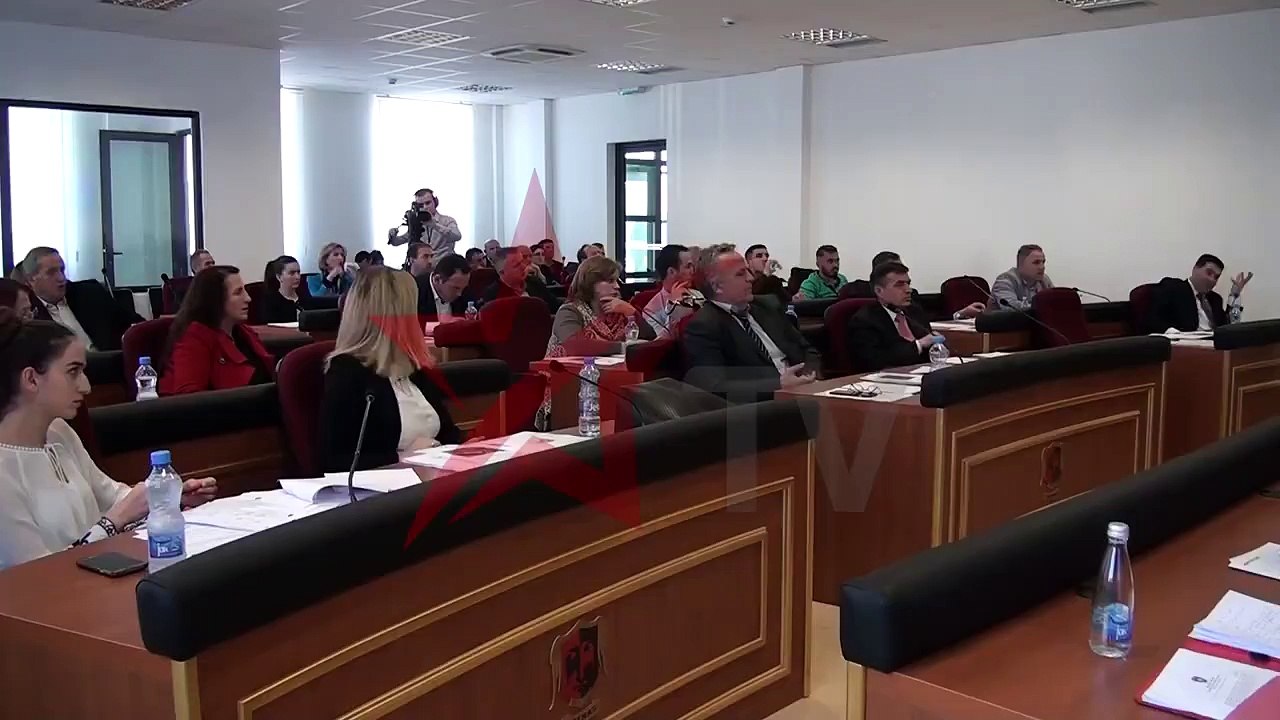 LIVE nga Kuvendi Komunal i Drenasit. Mesnatë gati, por diskutimet vazhdojnë. Kryetari shkëlqen,