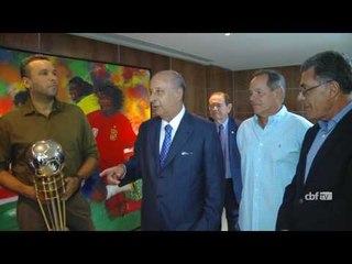 Seleção Brasileira de Beach Soccer entrega taça na CBF