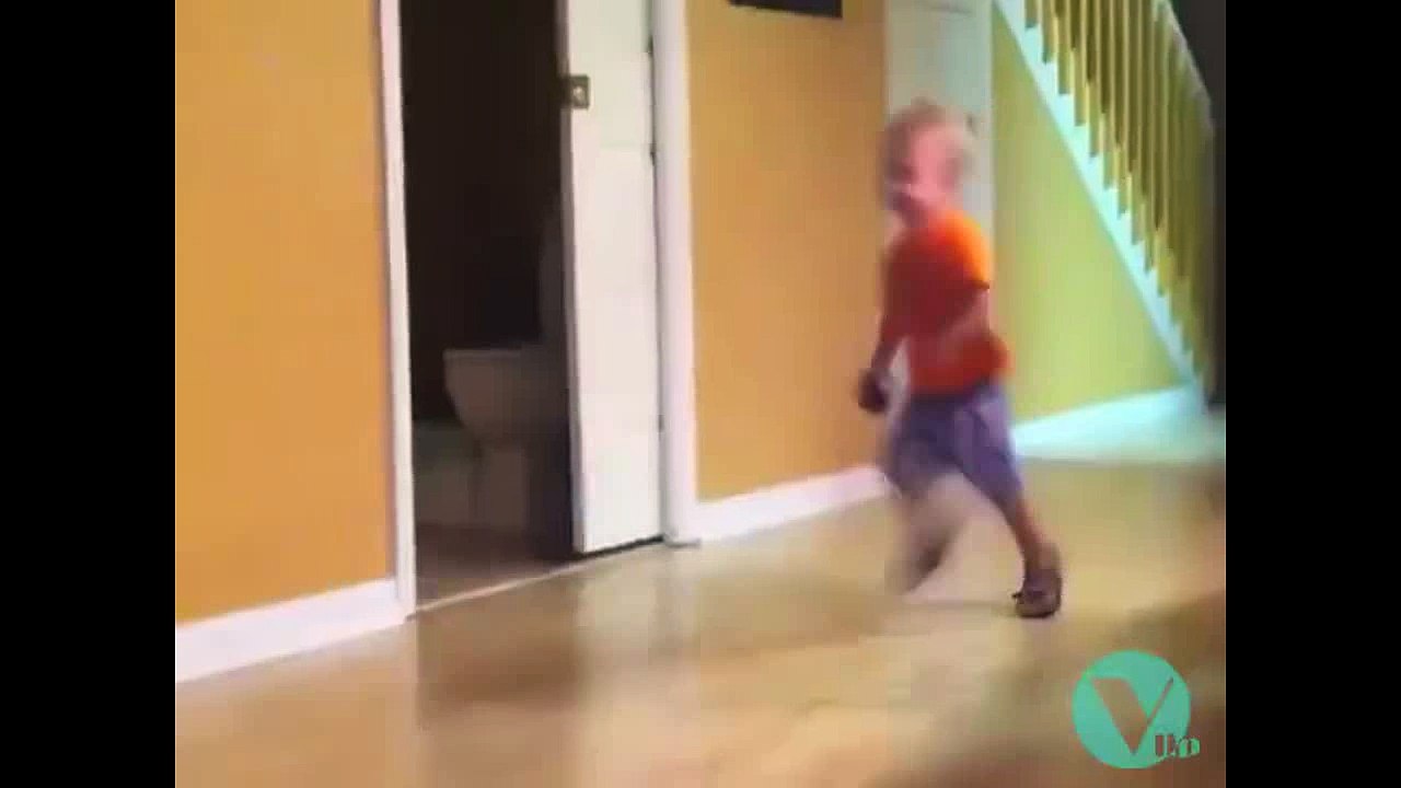 Kid vs Cat :v so so funny