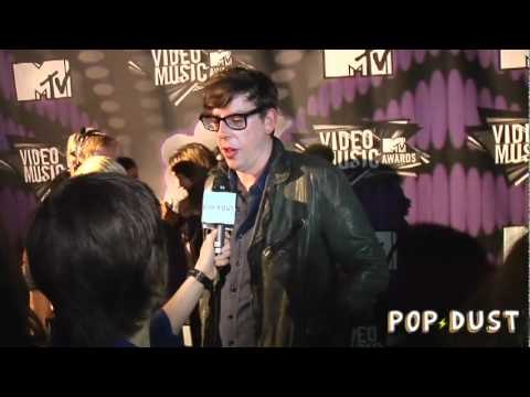 POPDUST @ the 2011 MTV VMAS: Tig Notaro searches for our theme song