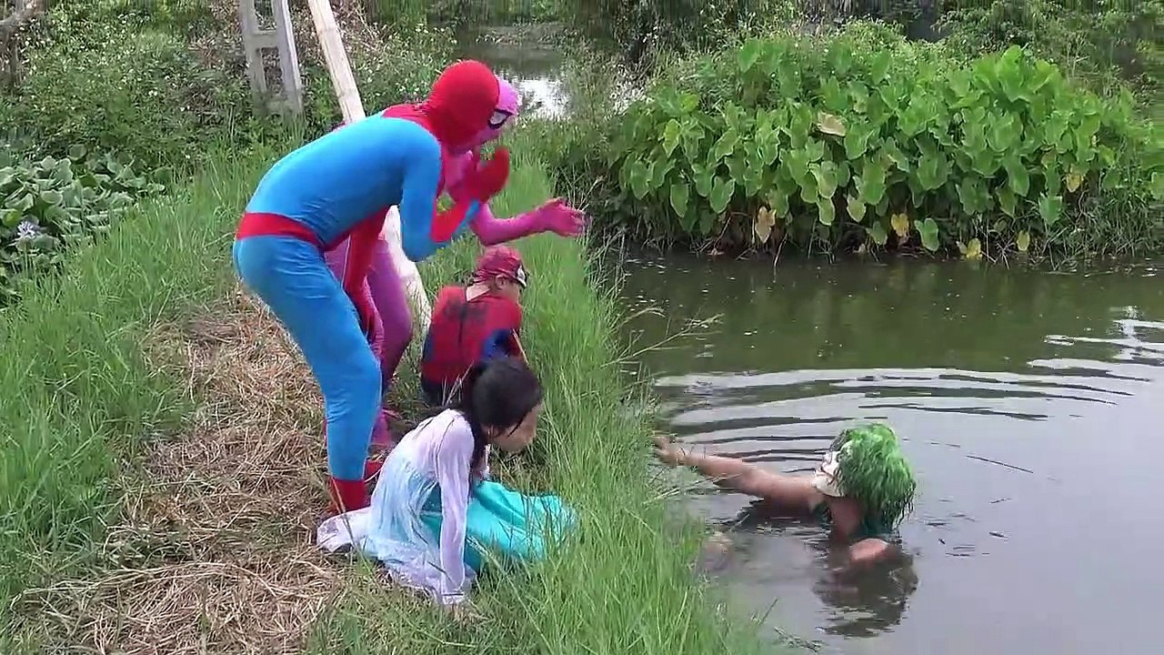 Frozen Elsa vs Spiderman DEAD FLOATING pink Spider Family fun superhero in real life-y9t_6pdjD