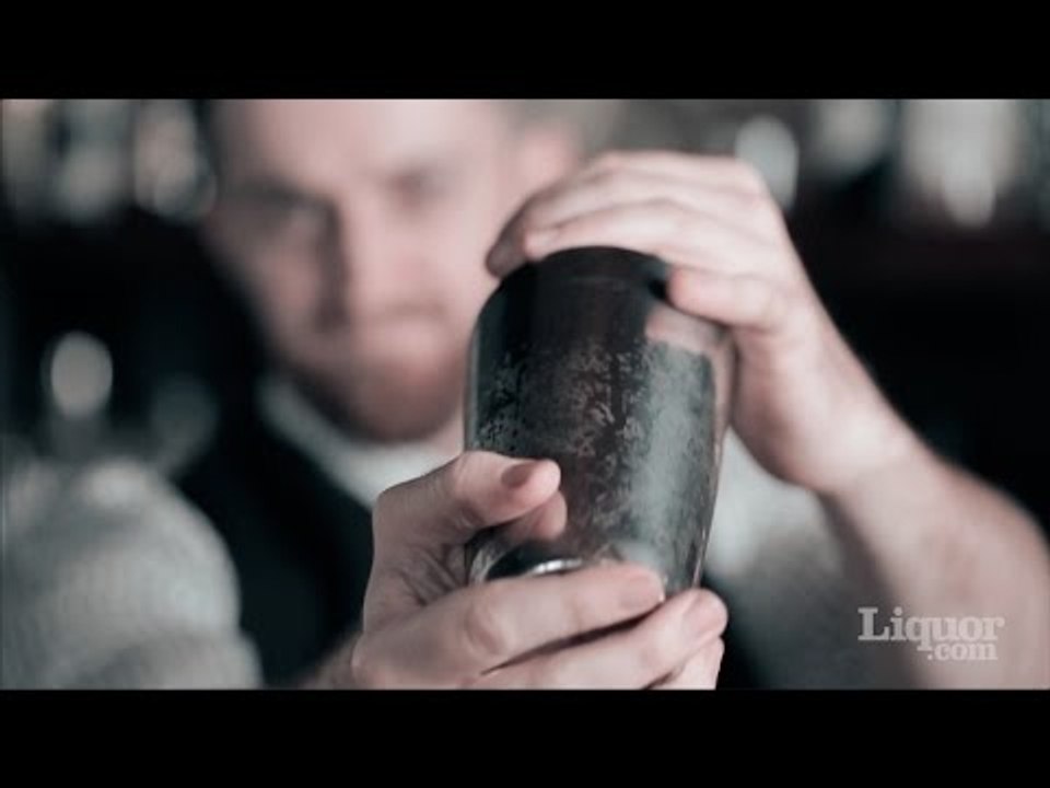 How to Shake a Cocktail - Tip & Tricks from a Bartender