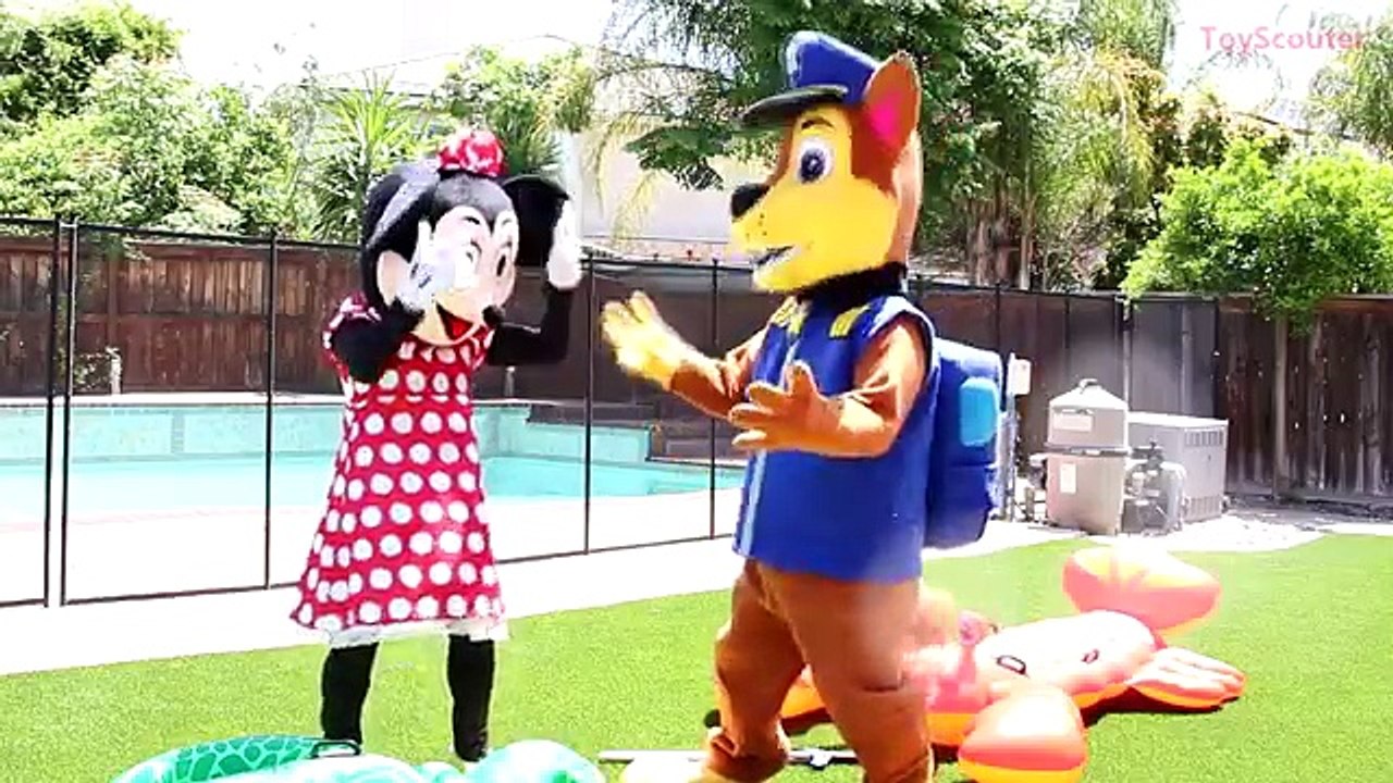 VENOM Cloning MICKEY MOUSE w/ Elsa & Minnie Mouse - Fun Superhero Movie in Real Life