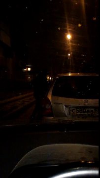 Пьяная баба пытается сесть в машину