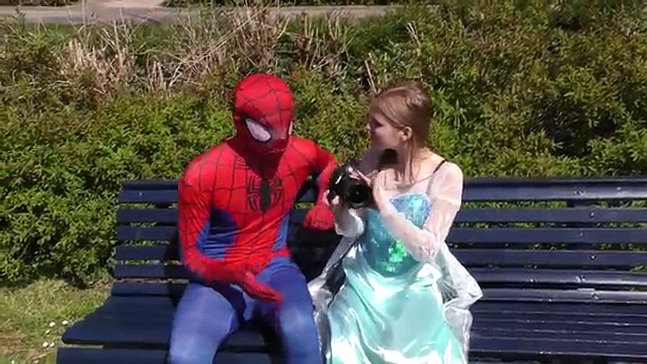 Spiderman VS Joker Poo Broma Divertida Película de Superhéroes en la Vida Real Videos de Stop Motion Broma Vid
