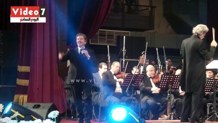 وليد توفيق يغنى "تيجى نقسم القمر" لايف