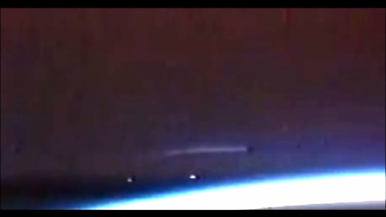 Un "vaisseau mère" filmé en direct de la station spatiale internationale ?