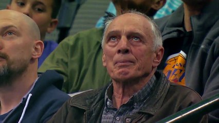 Holger Geschwinder, mentor de Dirk Nowitzki, en larmes après son 30 000ème point