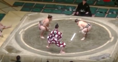 Sumo Güreşinde Sumocu, Tek Hareketiyle Maçı Bitirdi