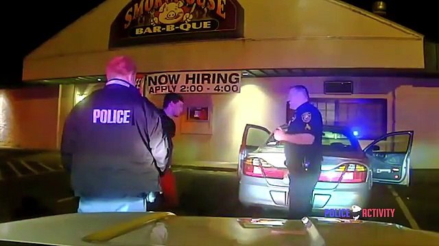 Il jongle pour prouver aux policier qu'il n'est pas ivre...