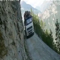 Download Video: Ce chauffeur roule sur une route d'altitude pas plus large que son camion. Dingue