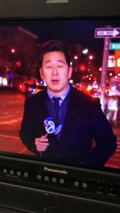 Un journaliste se prend une droite en direct mais il ne se laisse pas faire!