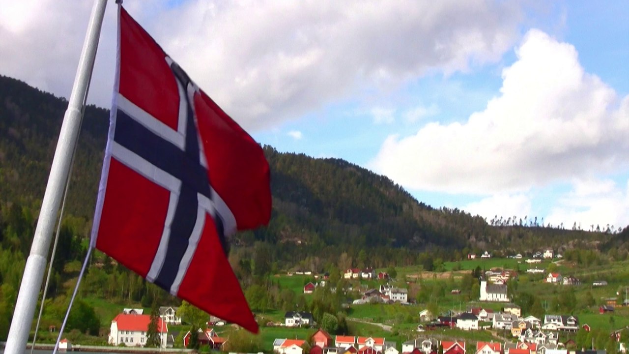 Frühling am sognefjord in norwegen