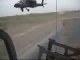 Escorte d'un convoi militaire par un hélico Apache en rase-motte