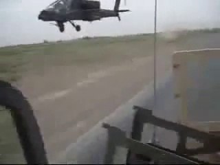 Escorte d'un convoi militaire par un hélico Apache en rase-motte