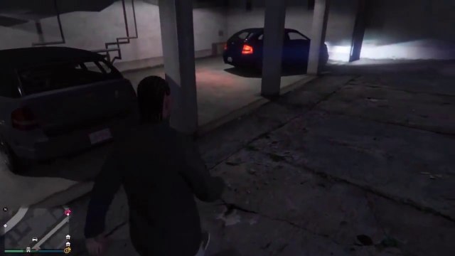 Femme au volant dans GTA V coincée dans le parking...