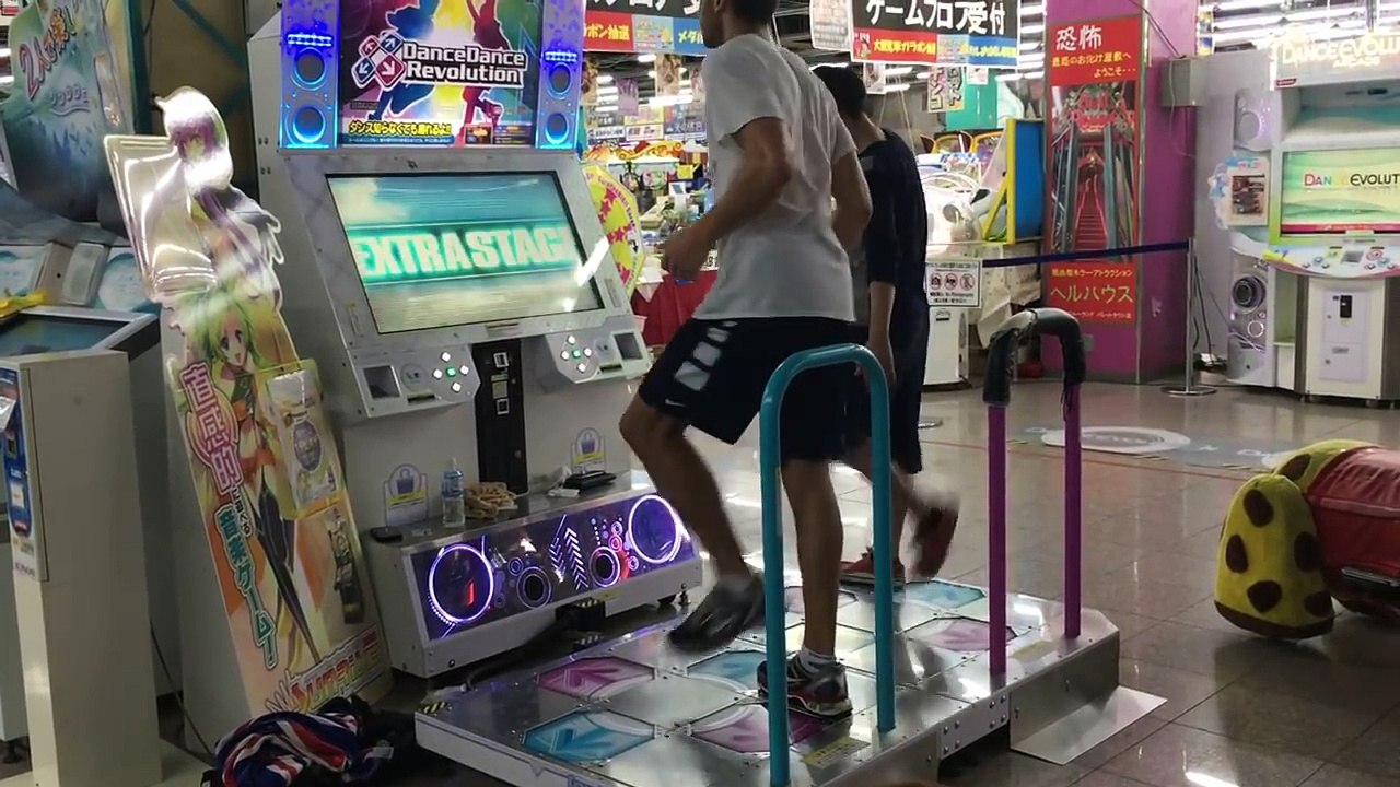 2 danseurs de fous explosent un jeu d'arcade !