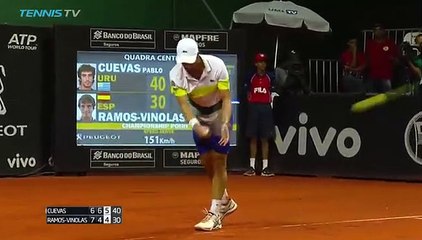 Pablo Cuevas tente un service à la cuillère sur une balle de match