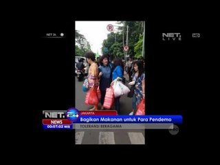 Foto Ibu - Ibu Bagikan Makanan Untuk Unjuk Rasa Menuai Apresiasi - NET 24