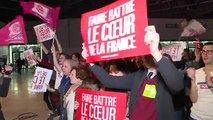 En meeting à Marseille, Hamon charge le programme de Macron