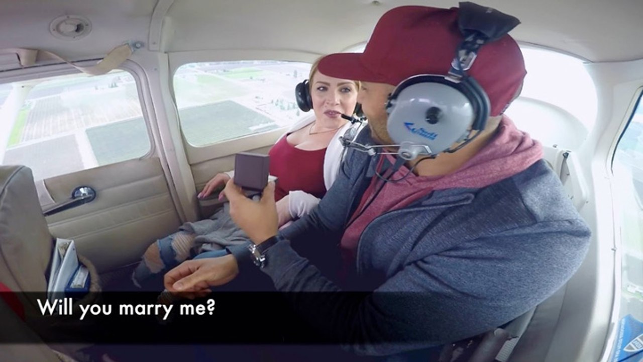 Il a un malaise en demandant sa petite amie en mariage dans un avion