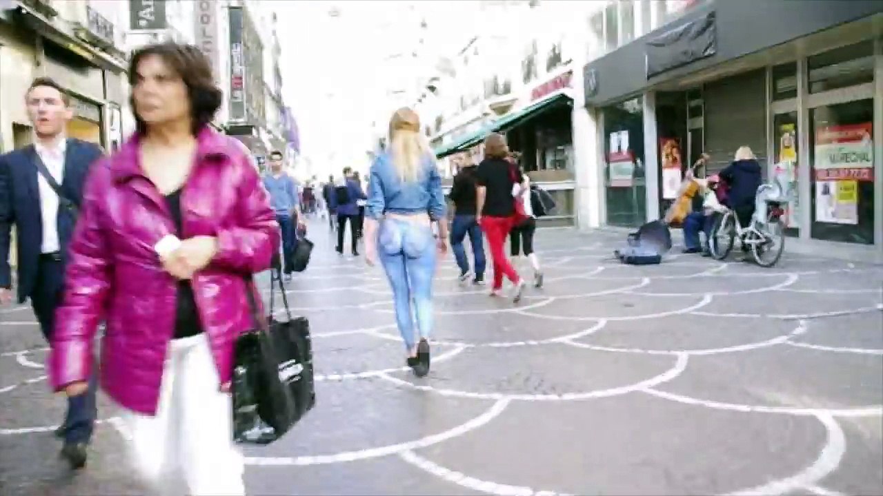 Elle se balade cul nu dans la rue