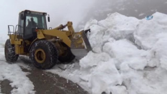Muş'ta Kar Kalınlığı İş Makinesinin Boyunu Aştı