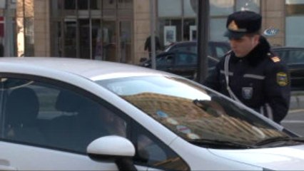 Azerbaycan'da Trafik Polislerinden Kadın Şoförlere Sürpriz