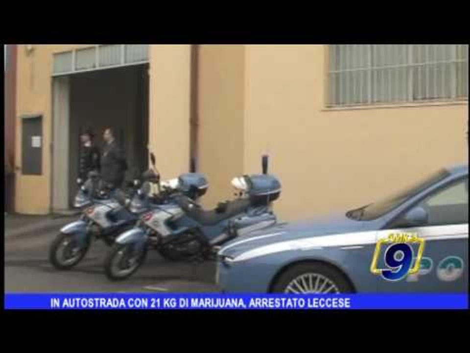 In autostrada con 21kg di marijuana, arrestato