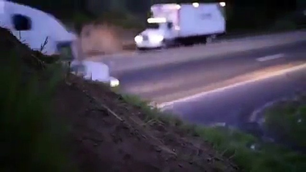 Californie: Il saute par dessus une autoroute 2x2 bandes avec une motocross.