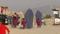 Afgan Kadın Kerpiç Kararak Geçimini Sağlıyor